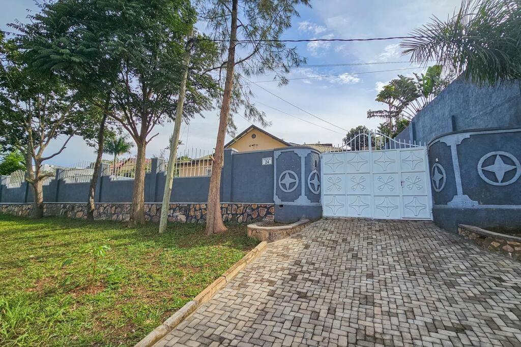 Complete 4-Bedroom House Facing Kigali Golf Course Bagian luar foto